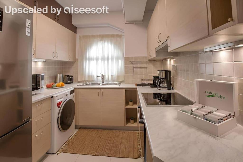 Modern Apartment In The Heart Of The City Атина Екстериор снимка