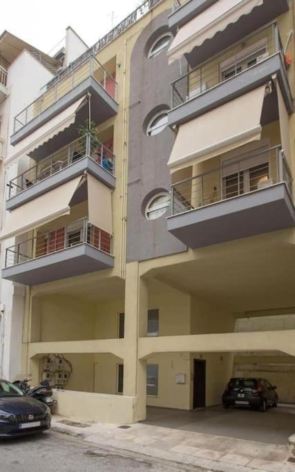Modern Apartment In The Heart Of The City Атина Екстериор снимка